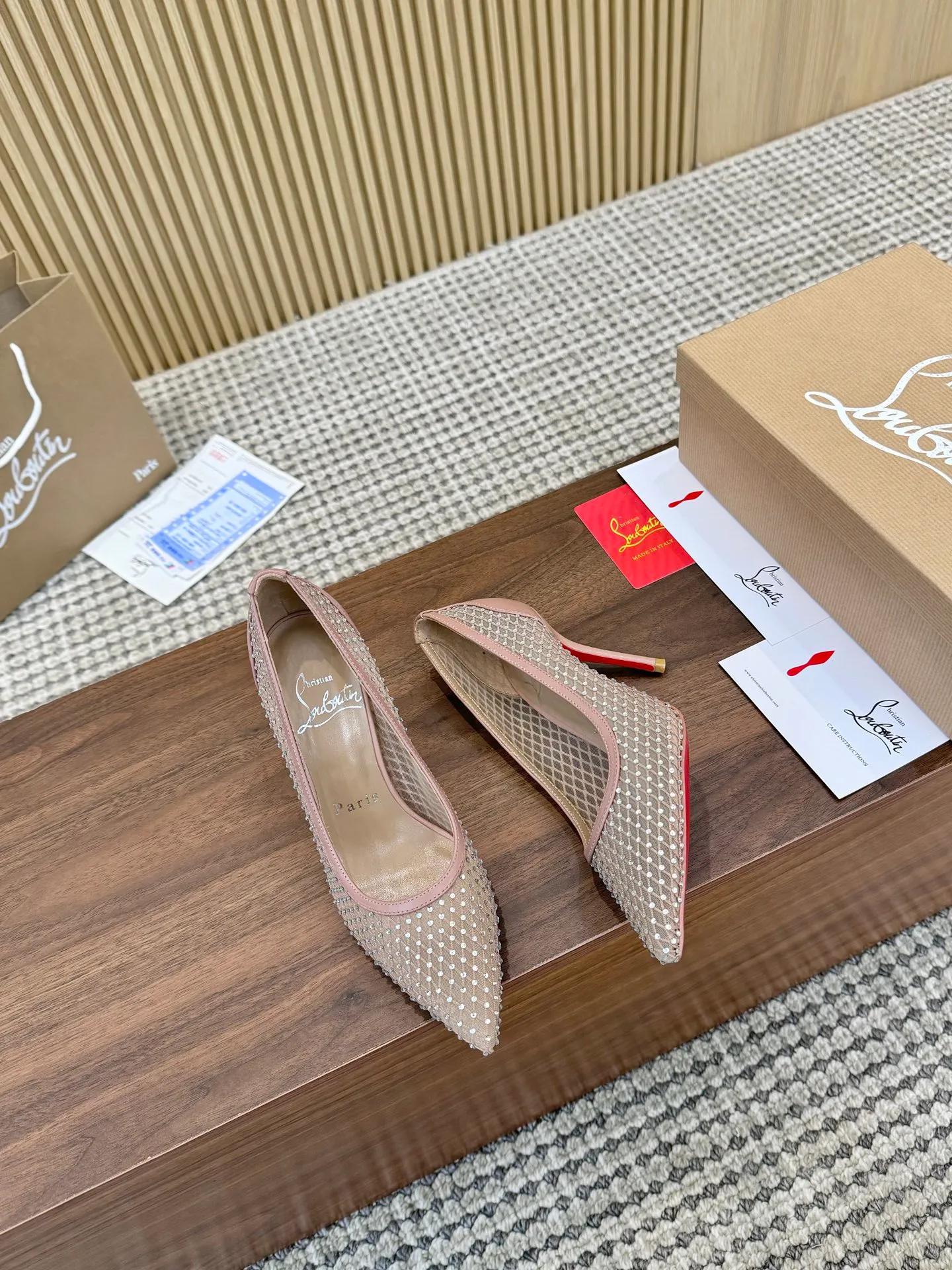 👟👟Ex-factory price 440👟👟 Genuine leather sole +40 Year-round shipment💝Christian Louboutin CL👠 Classic "💎Cow Patent Leather💎Series" noble and luxurious, real blingbling✨ Real materials, all customized by the pattern maker, and the materials are made of original customized materials, achieving the taste of the original 6 color options💍 Upper: imported 👉cow patent leather💪 lining: sheepskin foot pad/lining code number: 34-40.41.42 heel height: two options: 10.5cm and 8.5cm